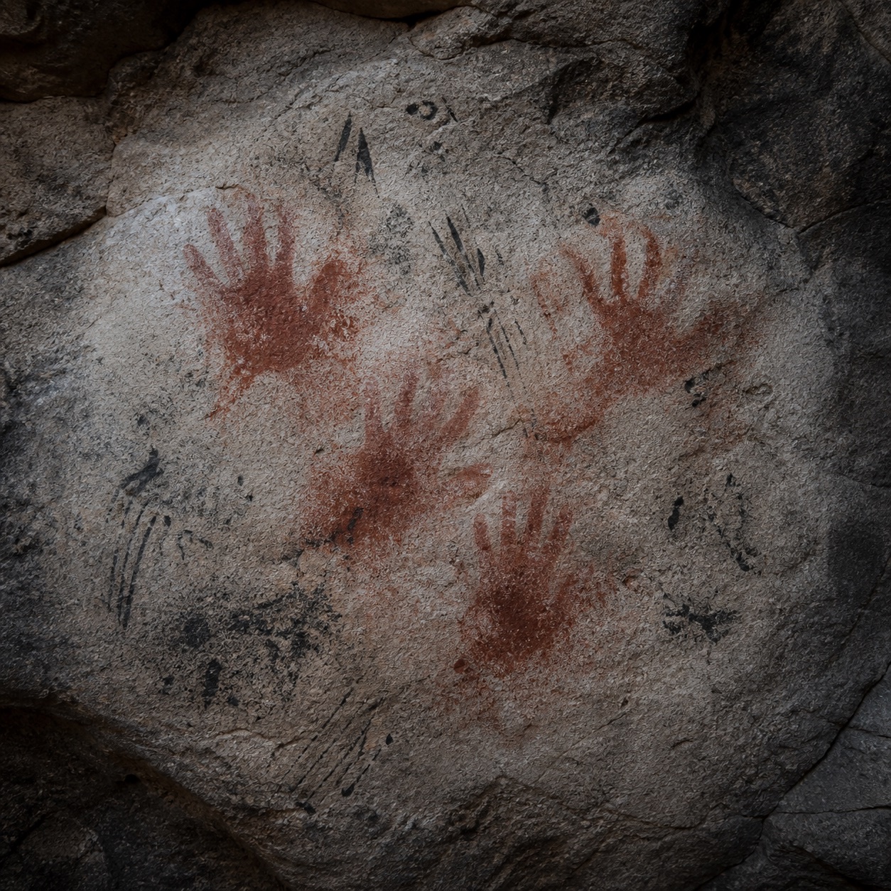 Interpretive visual study of ochre cave hand marks